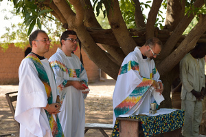 don Angelo, don Leonardo e don Nico durante la celebrazione della Messa in un villaggio della Parrocchia di Cotiakou